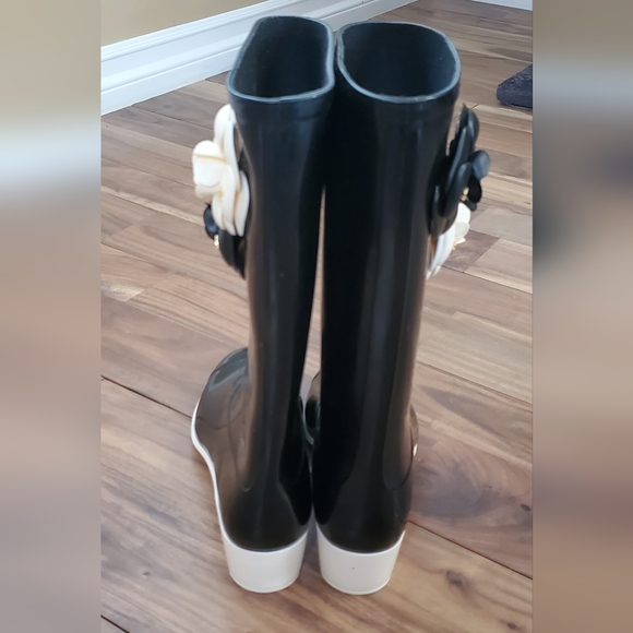 Chanel Rain Boots with Flowers - Picture 5 of 11